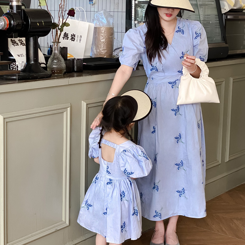 Matching short-sleeved dresses for mothers and daughters, embroidered, pure cotton, slimming, stylish and fashionable girls' dresses