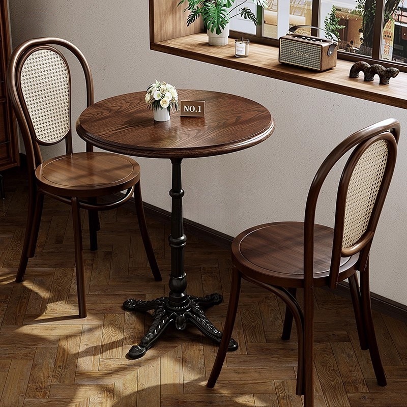 Mesa y silla de cafetería americana retro francesa panadería de comida ligera dulces tienda de azúcar y agua bistrona mesa de madera maciza