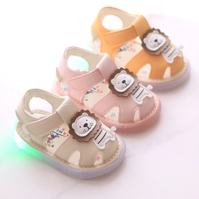 Летние сандалии для мальчиков и девочек, детская обувь для малышей с мягким низом со львом и закрытым носком, нескользящая детская обувь с мигающим светом