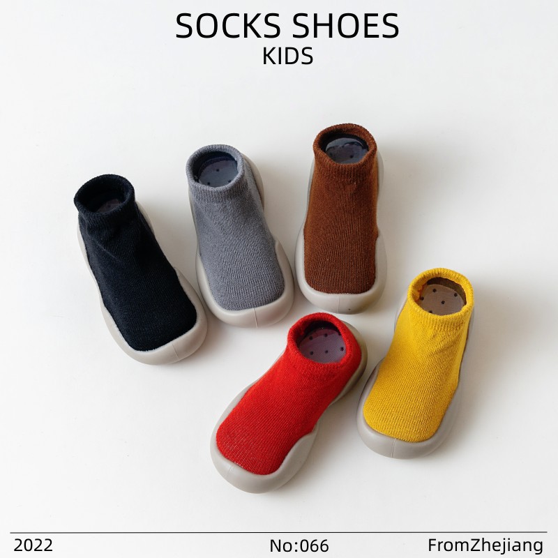 Calcetines de piso para niños primavera nuevos calcetines de piso antideslizantes para bebés de algodón de dibujos animados a prueba de frío suela de goma suave zapatos de bebé niño