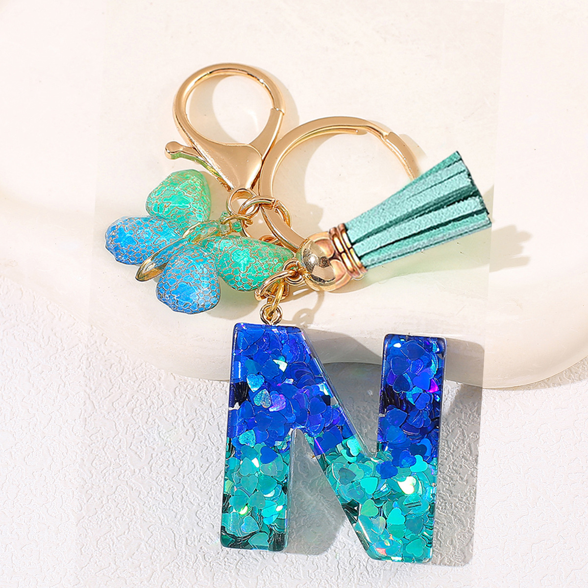 Amazon 26 letras llaveros bolsos damas colgantes colgantes sequillas letras bordas mariposa llaveros