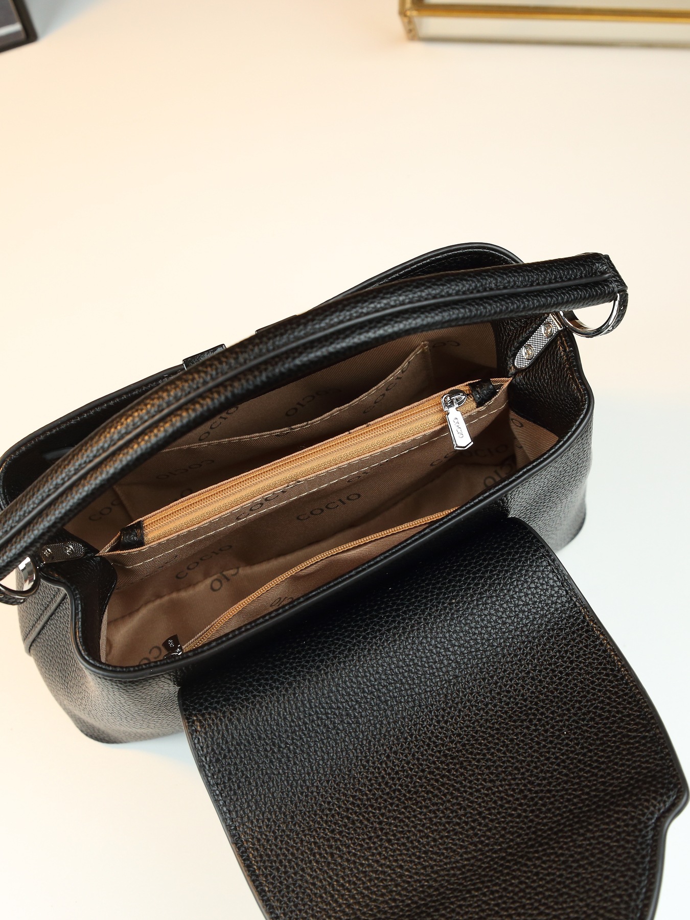 Bolsas transfronterizas para mujeres 2025, nuevas bolsas de estilo exterior Kylie, nicho simple en forma de V para mujeres que salen al trabajo, temperamento portátil