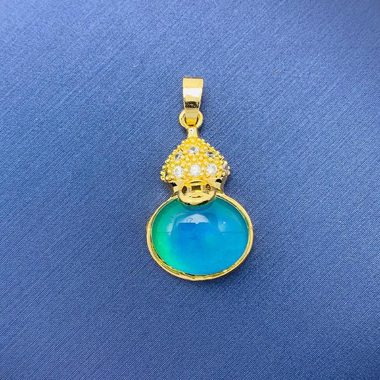 Tiktok Venta caliente colgante al por mayor auto-seleccionado 100 cobre colgante único con fuente de cadena de fábrica al por mayor sin cadena