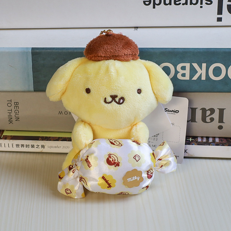 キャンディクロミのぬいぐるみを抱いています。|undefined