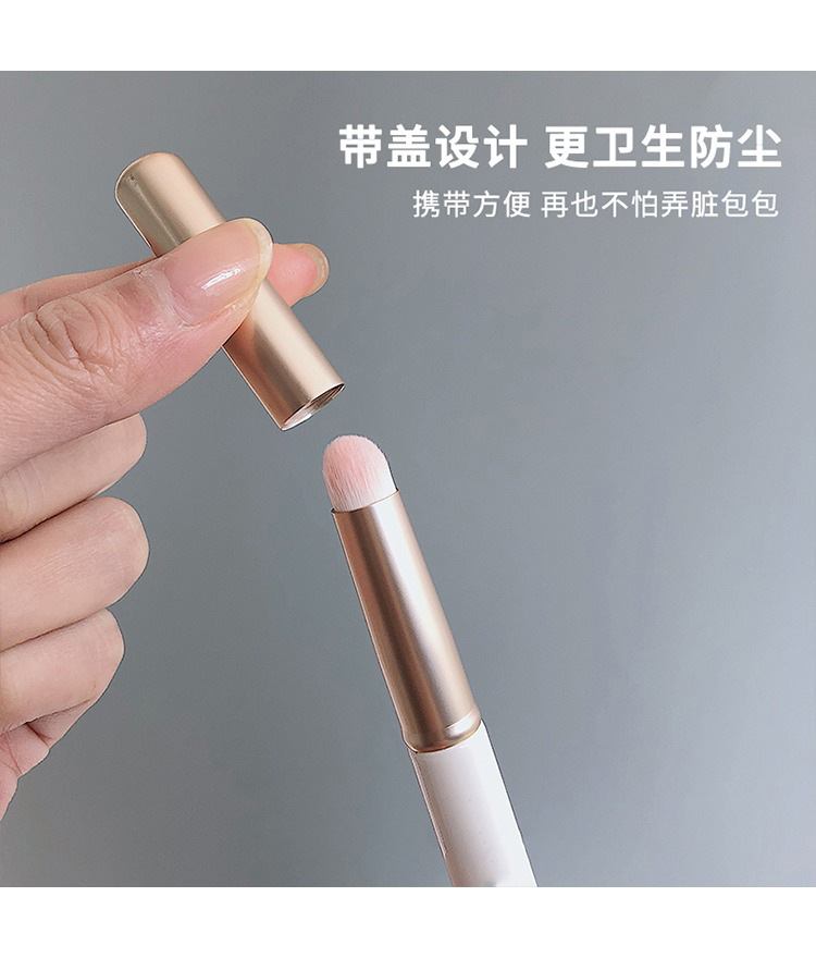 Wholesale of new mini round-head lip brushes with caps, single portable lipsticks, lipstick brushes, smudging brushes and makeup brushes Application Scenario
