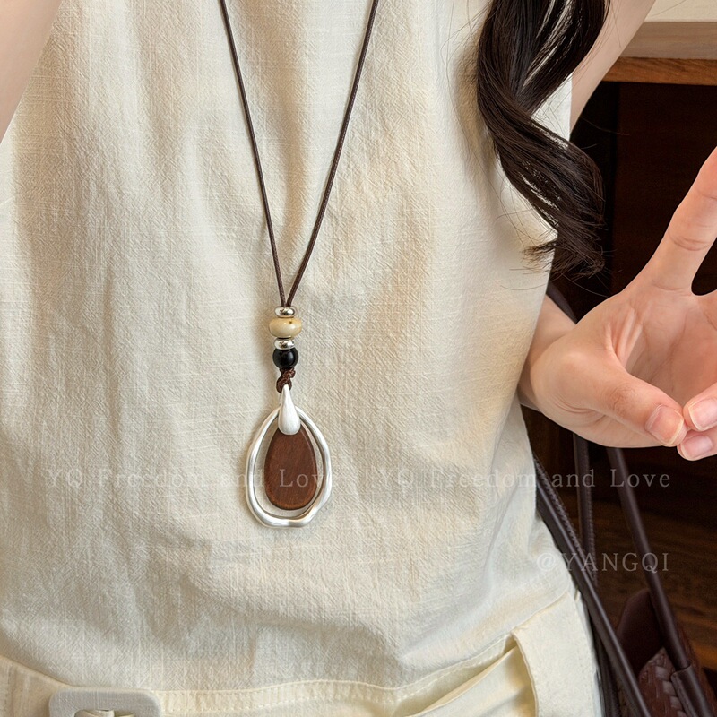 Vintage Old Money Style Wooden Water Drop Pendant Necklace, Fashionable and Exquisite, Suitable for Daily Commuting, High-End Creative Versatile Necklace Vintage Old Money Style Wooden Water Drop Pendant Necklace, Fashionable and Exquisite, Suitable for Daily Commuting, High-End Creative Versatile Necklace