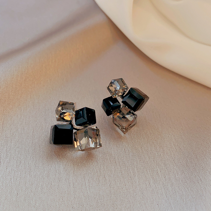 Pendientes geométricos con pliegues irregulares con cuentas de vidrio con aguja de plata Pendientes de alta calidad de temperamento negro Pendientes ligeros de lujo