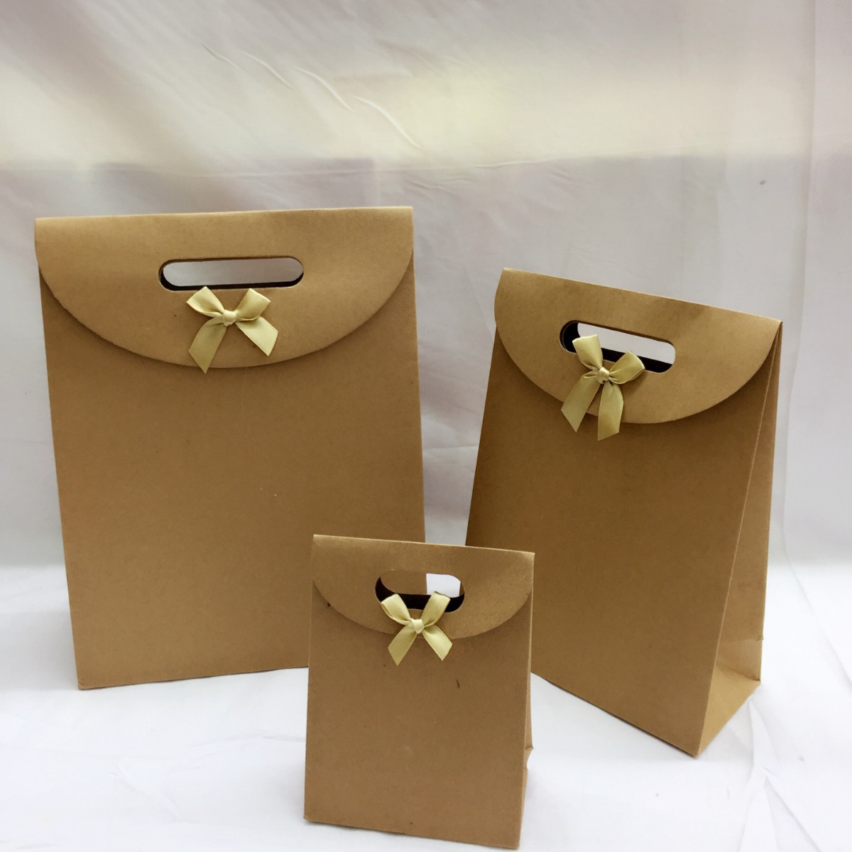 现货供应260g创意牛皮纸翻盖蝴蝶结礼品袋 时尚手提袋厂家批发