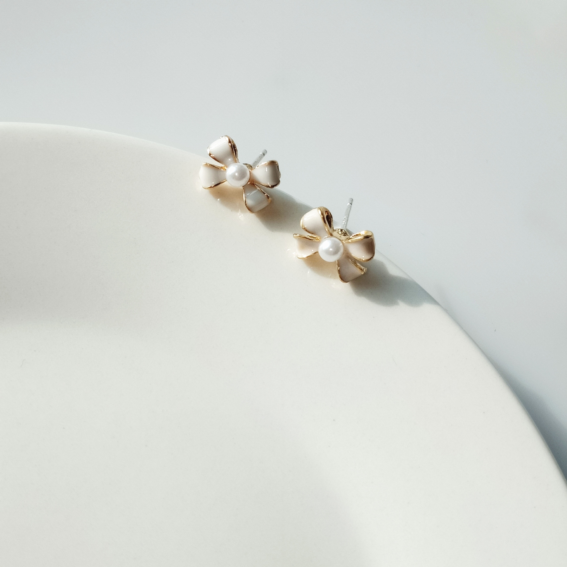 Simple Style Bow Knot Alloy Enamel Artificial Pearls Ear Studs display picture 1