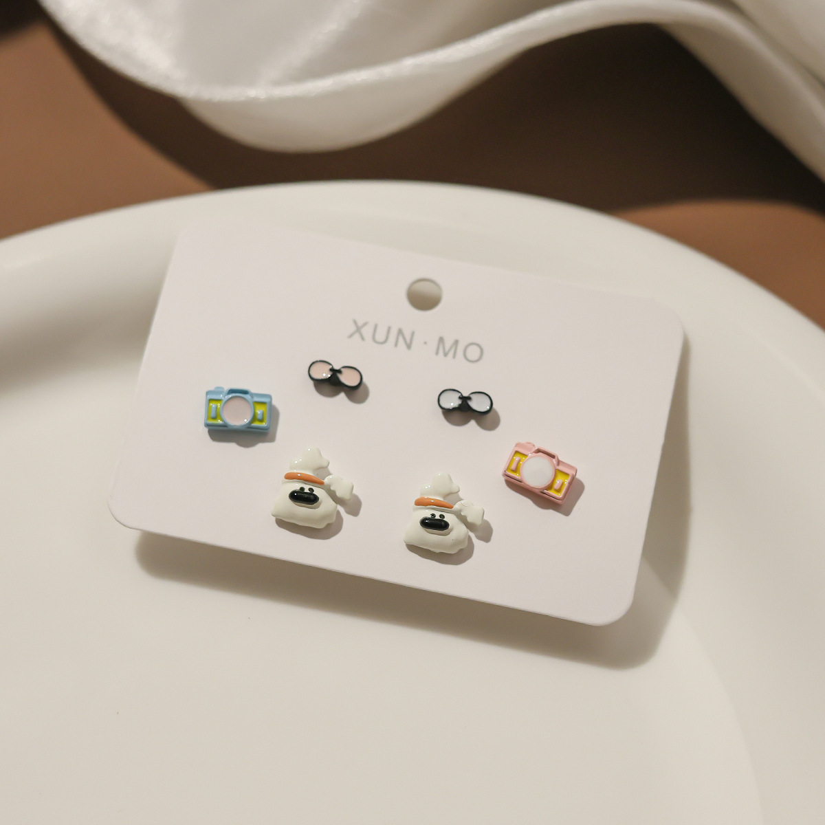 Juego de pendientes de aguja plateados, sencillos y compactos para mujer, pendientes geométricos en forma de corazón, bonitos, dulces y versátiles, venta al por mayor para puestos de mercado