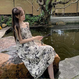茶歇法式无袖碎花吊带连衣裙子女夏季2024新款气质小个子显瘦长裙