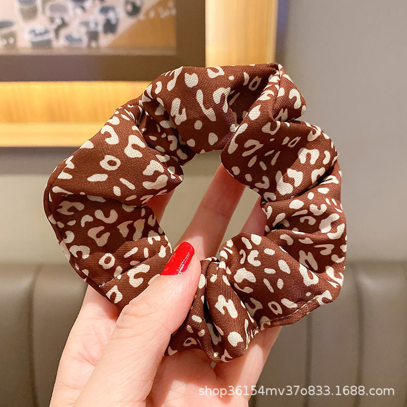 Anillo de pelo con estampado de leopardo Marrón