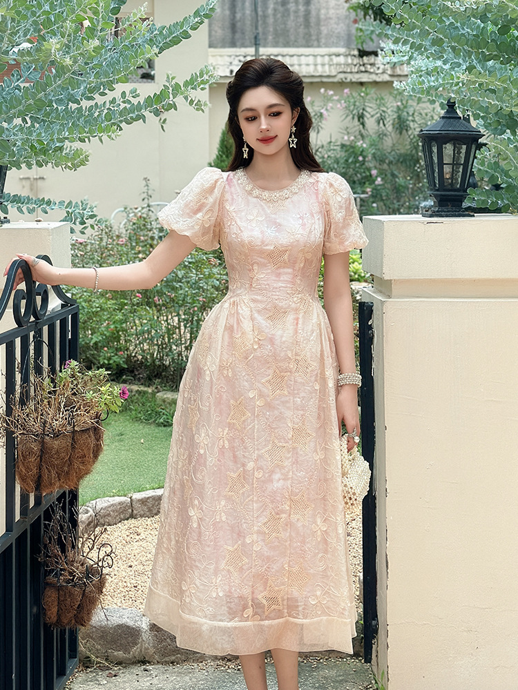 Váy midi tay phồng kiểu Pháp thêu hoa tinh tế — hồng