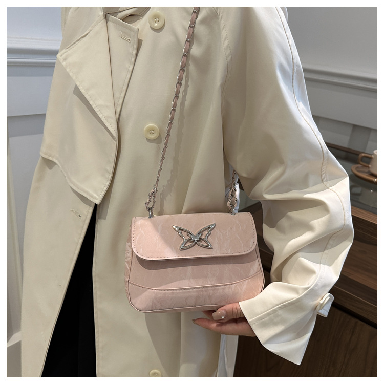 This is a trendy, casual, fashionable and simple crossbody bag for women with a niche design in the autumn of 2024 undefined