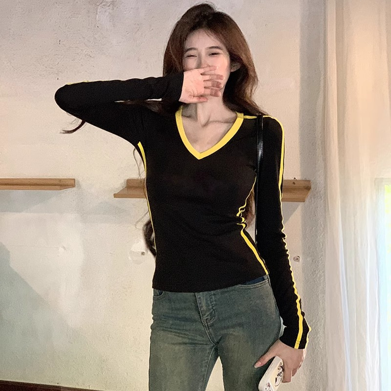 콘트라스트 컬러 V 넥 베이스 긴팔 티셔츠 여성용 가을 2024 새로운 하이 엔드 센스 슬림 핏 슬림 핏 이너 탑 인즈 트렌디