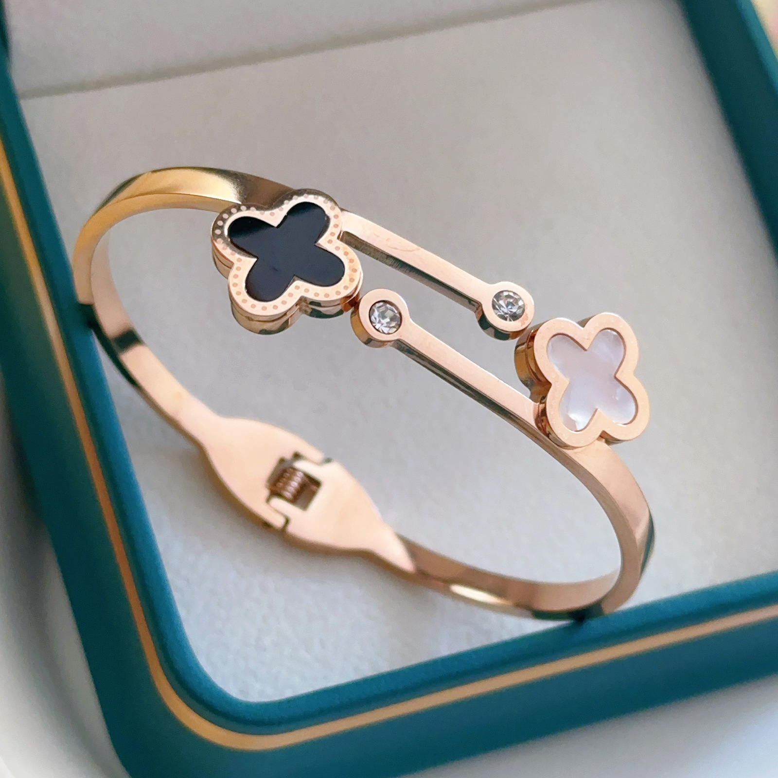 Pulsera de trébol de cuatro hojas doble en blanco y negro, pulsera abierta de concha micro dorada de acero de titanio, pulsera de todo fósforo transfronteriza femenina que no se desvanece