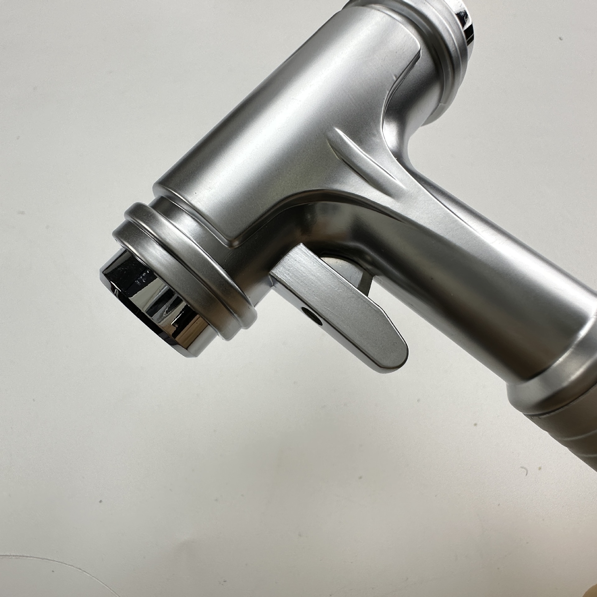 Directly supplied by the manufacturer, the car emergency safety hammer is made of solid all-metal tungsten steel with a built-in cutter for escape and self-rescue
