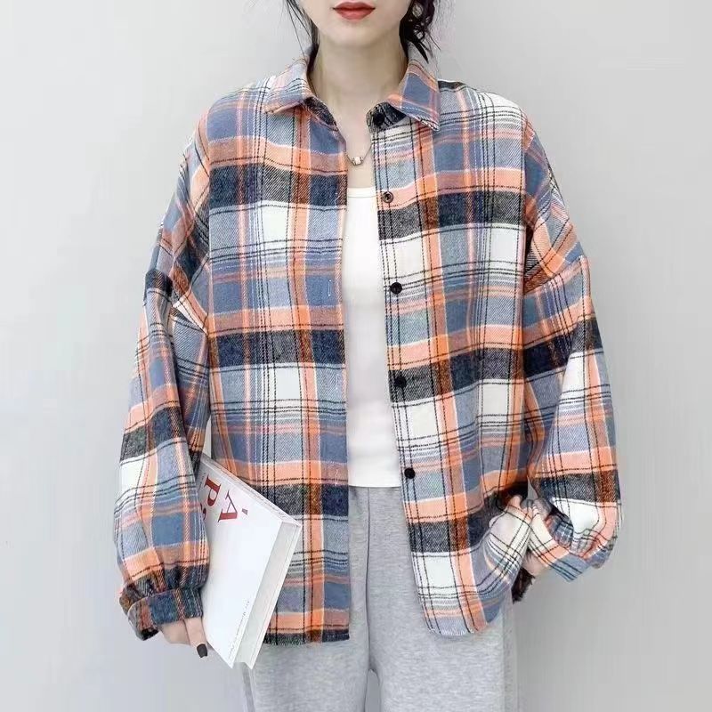 国境を越えて毛を磨いていますね。格子シャツの女性はゆったりしています。|undefined