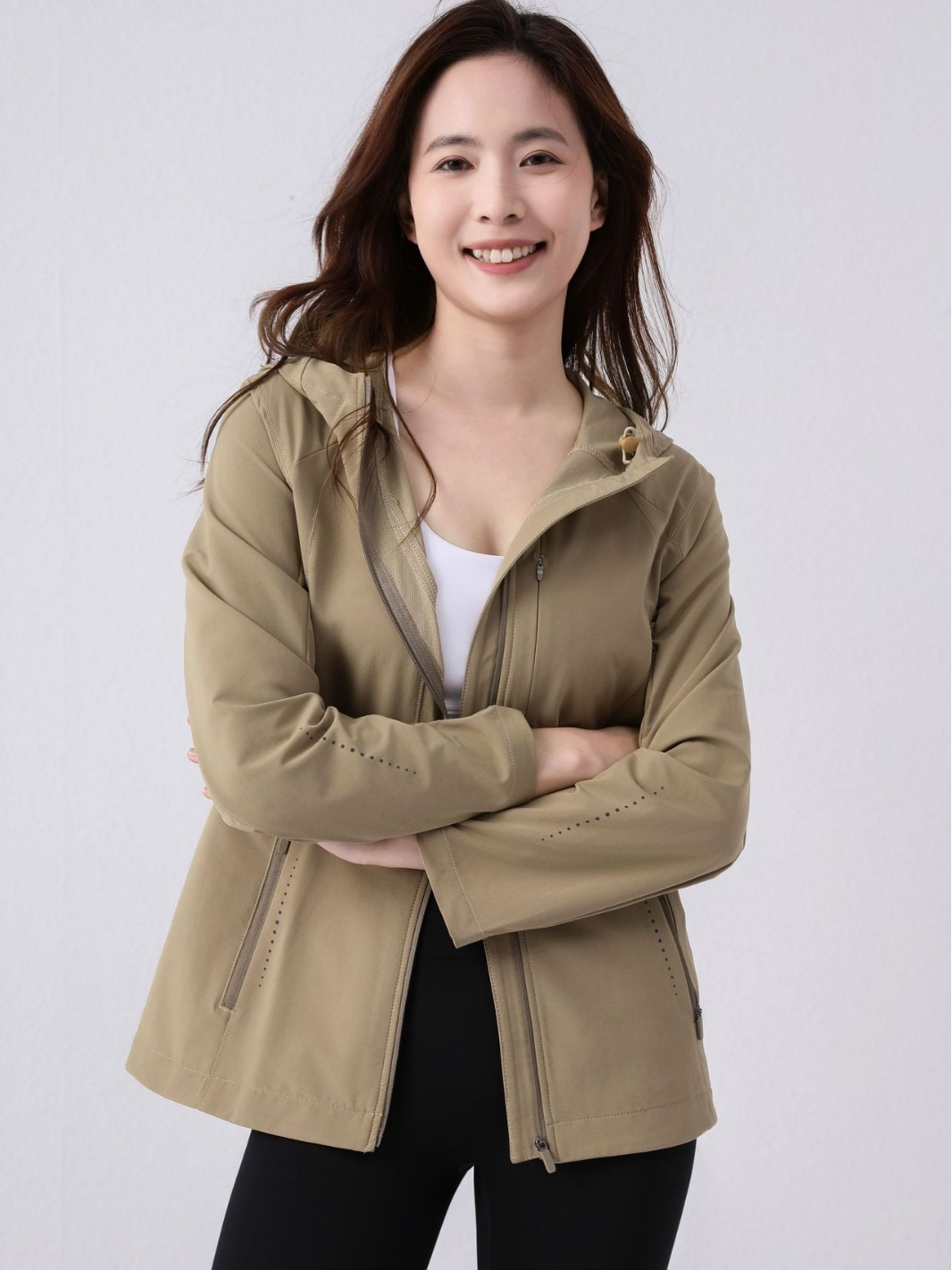 Women's windproof hooded softshell sports jacket detail 1