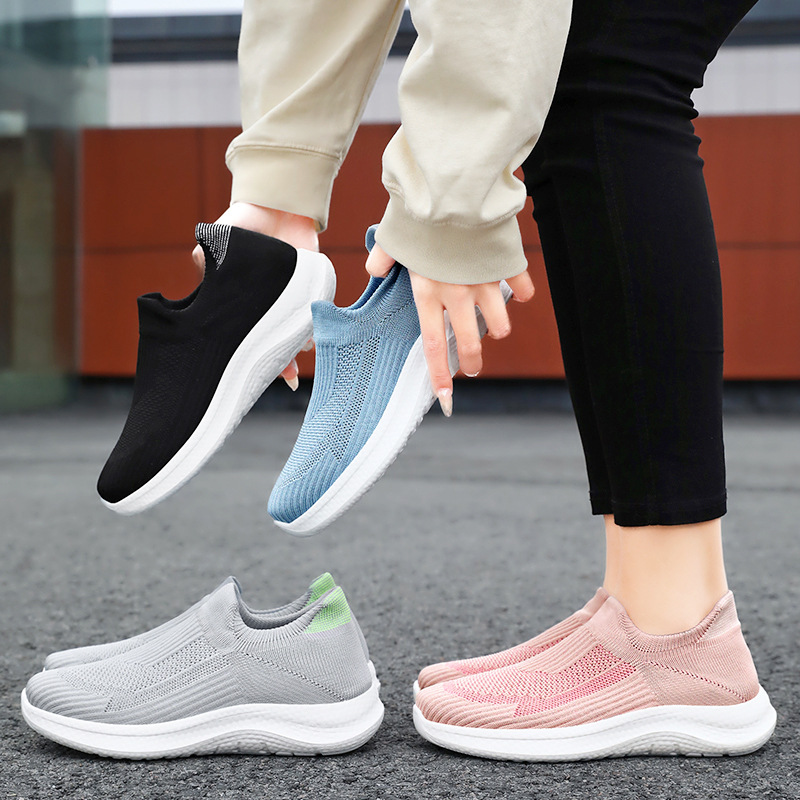 Zapatos de mujer de verano nuevo estilo versátil suela suave cómodos zapatos de madres de mediana edad superficies de malla transpirables no cansados pies casuales zapatos individuales