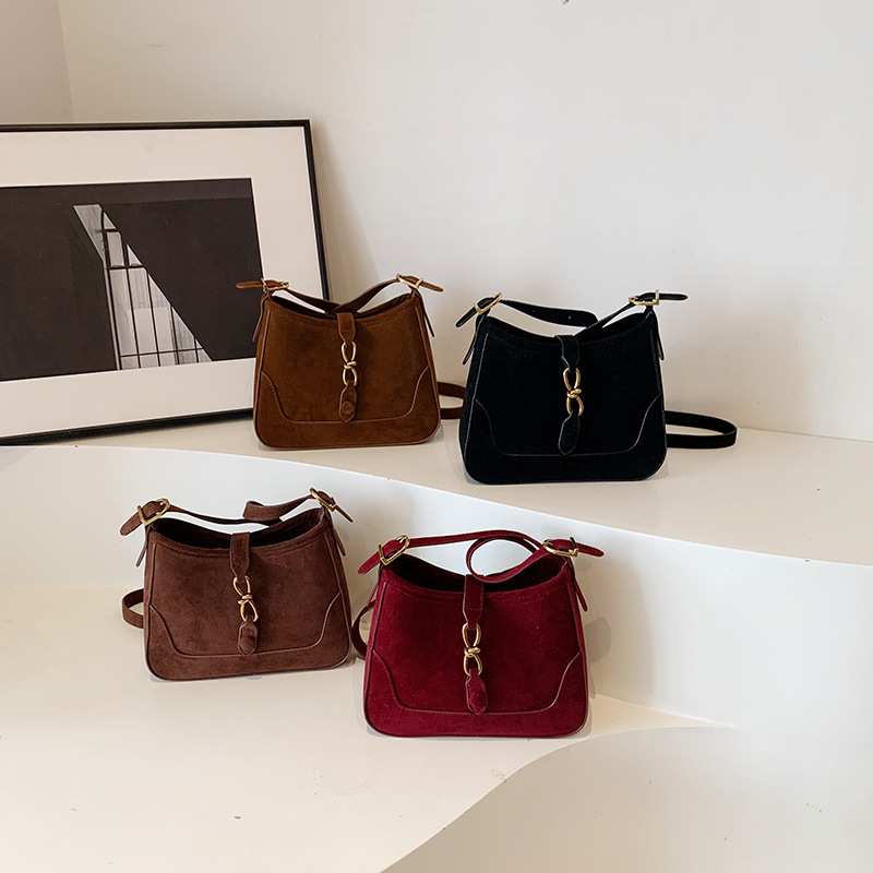 빈티지 언더암 가방 여성의 2024 새로운 트렌디 한 토트 백 유행 우아한 틈새 금속 자물쇠 어깨 크로스 백