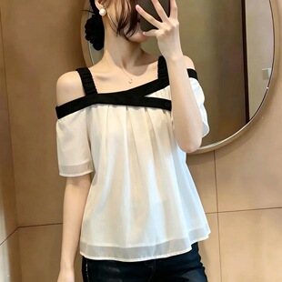 ��aŮ�b�ڶ���ײɫ����¶�����ѩ����Ů�����Ì����@�݄e������