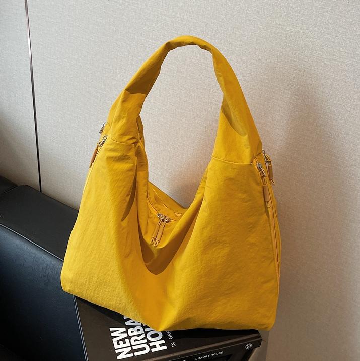 Bolsos de tela de nailon para axila bolsos de mujer 2025 nuevo bolso de hombro de moda casual de gran capacidad para viajar al trabajo