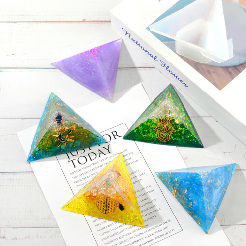 DIY Flower Bouquet Crystal Epoxy Triangular Pyramid Mold, Tabletop Display Triangle-Shaped Mirror-Finish Silicone Mold