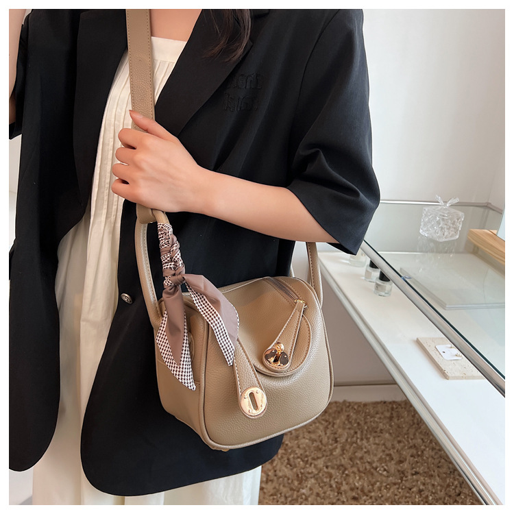 Women's Medium Pu Leather Solid Color Fashion Pillow Shape Buckle Crossbody Bag display picture 2