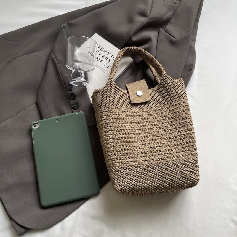 A new stylish tote bag with simple letters for casual shopping, featuring a niche Instagram style for going out Application Scenario