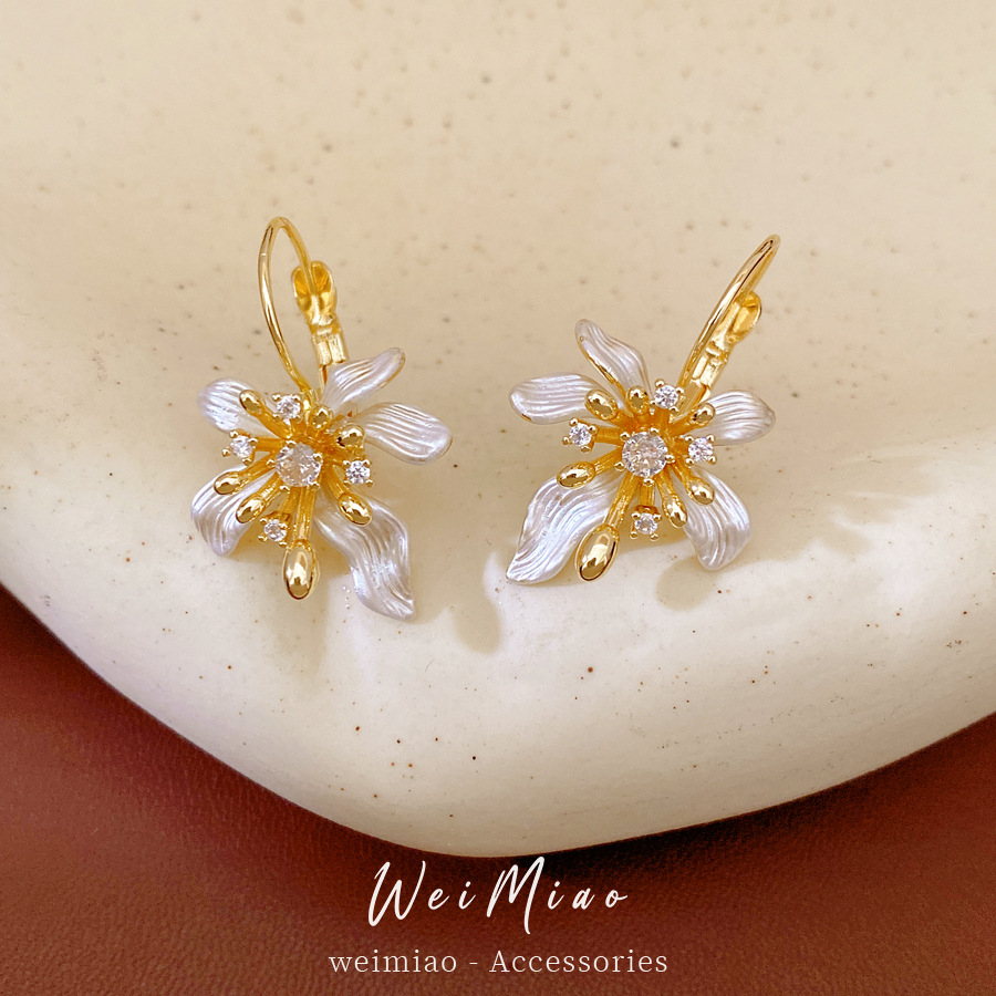 Flores de aceite de piedra de piedra de martillo delicado temperamento nicho personalidad aretes dulces ligeros de lujo alta sensación de auriculares al por mayor