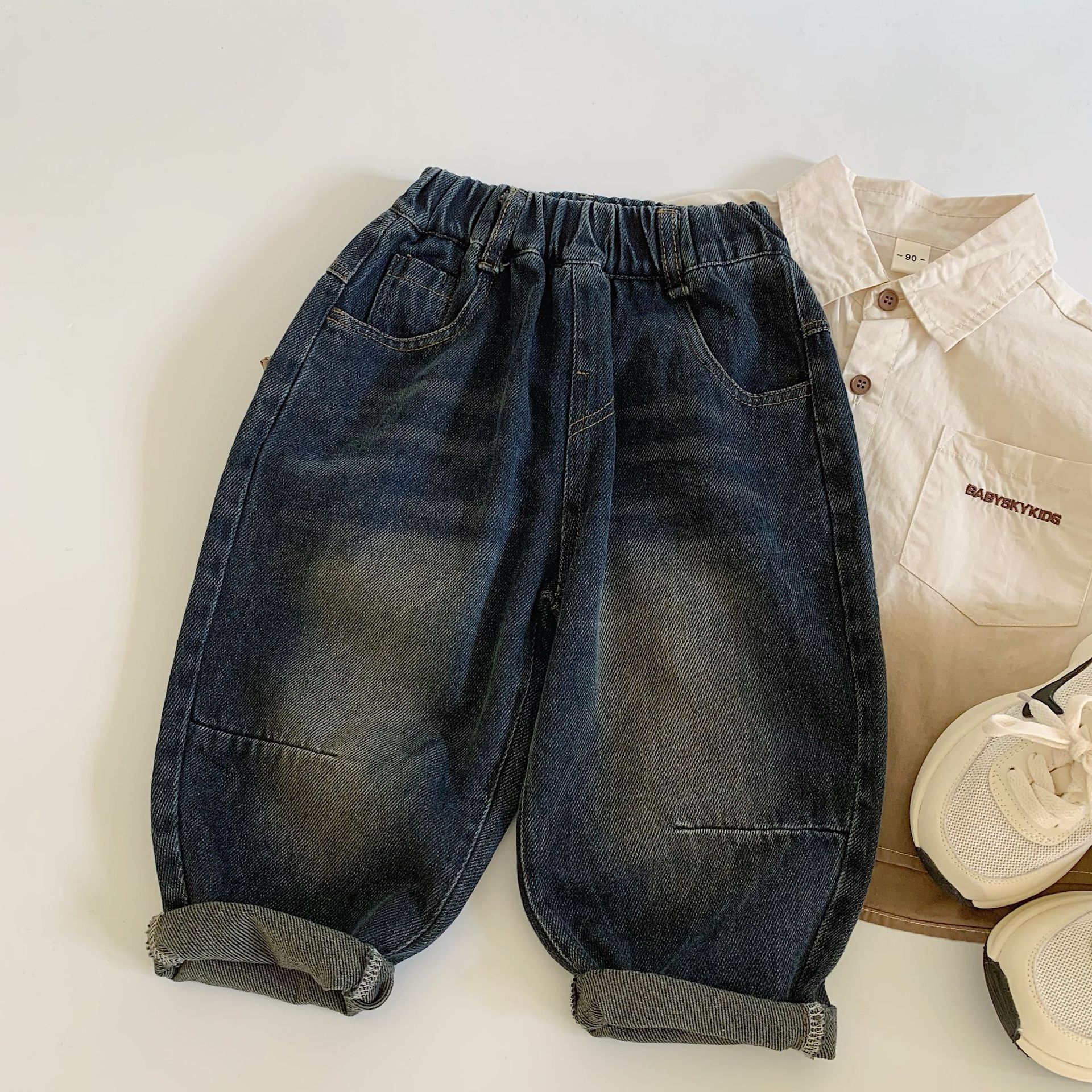 Jeans infantiles Mai Bao de primavera y otoño de 2025, nuevos productos para niños, pantalones casuales de bolsillo de dos colores coreanos, pantalones largos de estilo exterior.