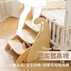 子供の木製の恐竜は高い椅子に登ります。