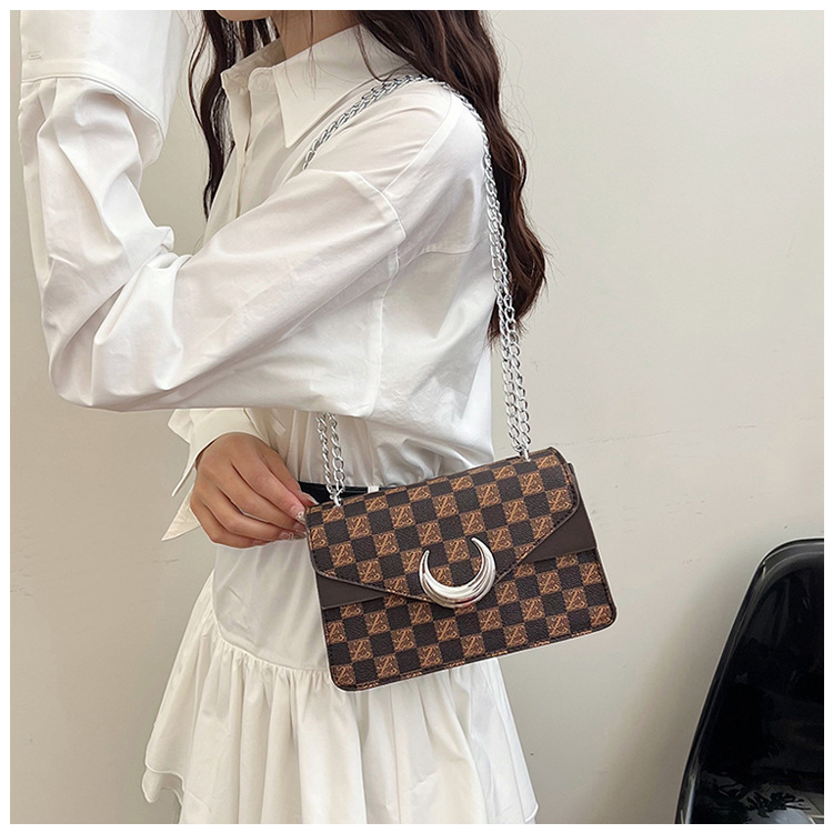 Korean version armpit small square 2024 new texture fashionable letter printed handbag personalized single shoulder_voghion.com