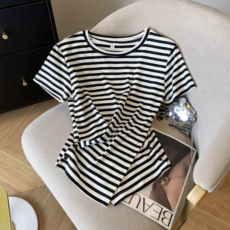 В наличии новая летняя футболка в полоску с круглым вырезом и обычными плечами, уникальным дизайном перекрестного края, утягивающим и стильным топом.