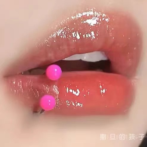 16G labret stud size and finish detail