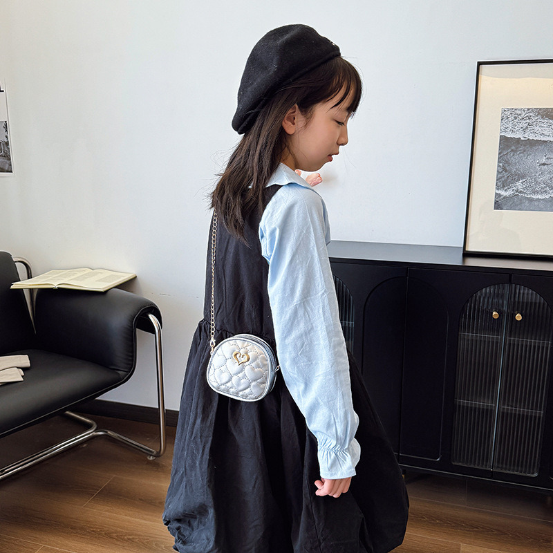 Versión coreana del mini bolso de hombro para niñas, bordado de moda, lindo bolso de mensajero para niños en forma de corazón, bolso para niños de cadena de color sólido