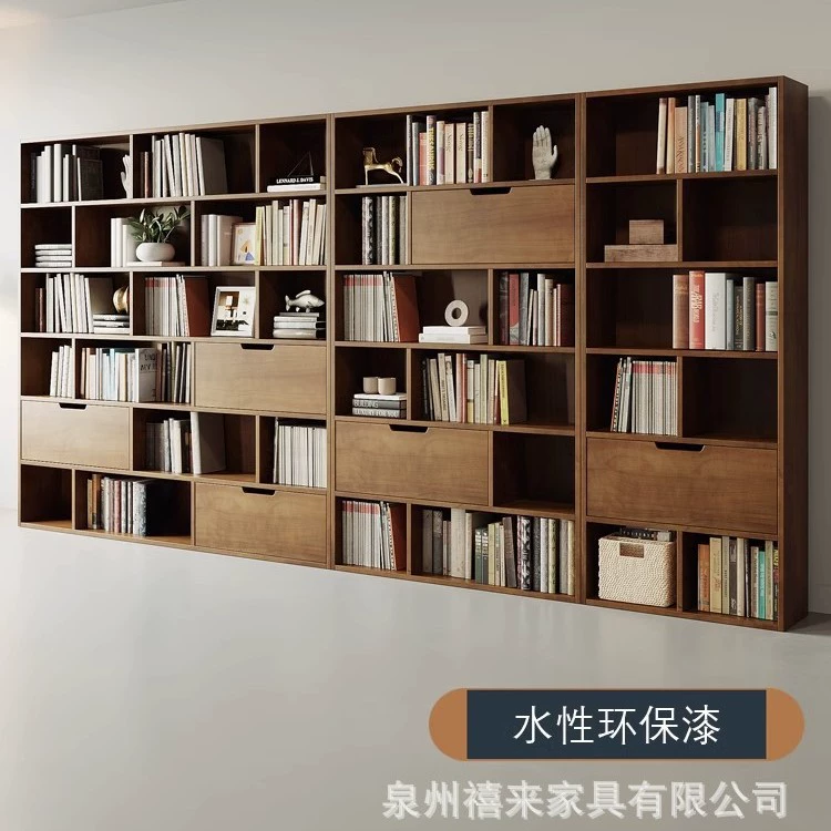 Книжный шкаф из цельного дерева в гостиной