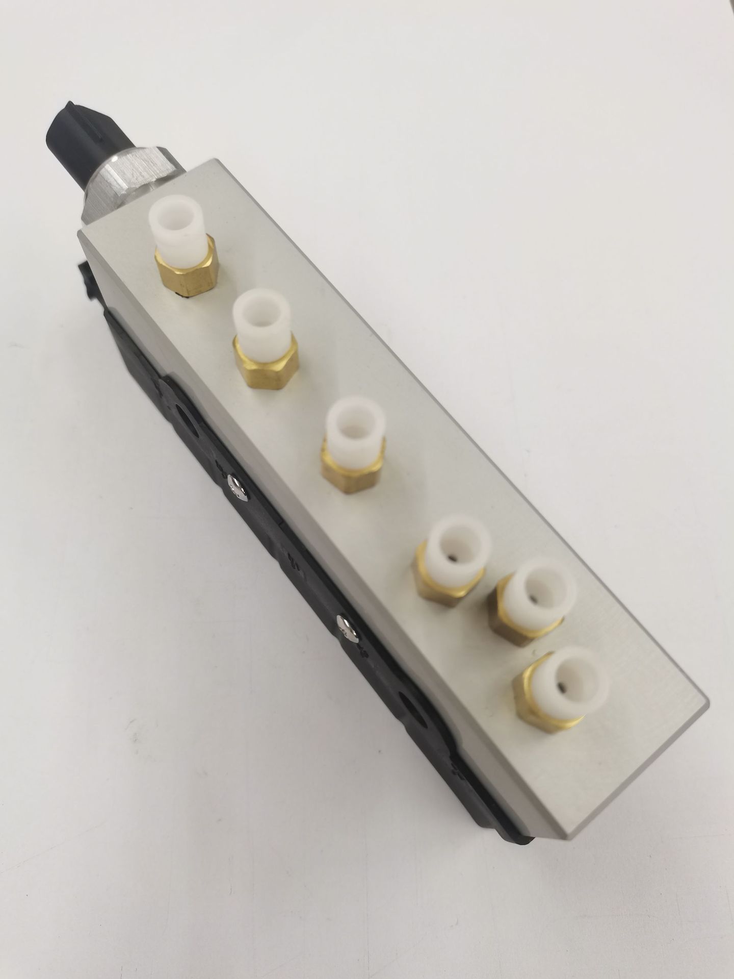 A2203200258 air distribution valve is suitable for the old model Mercedes-Benz W220 butterfly solenoid valve, direct from the manufacturer