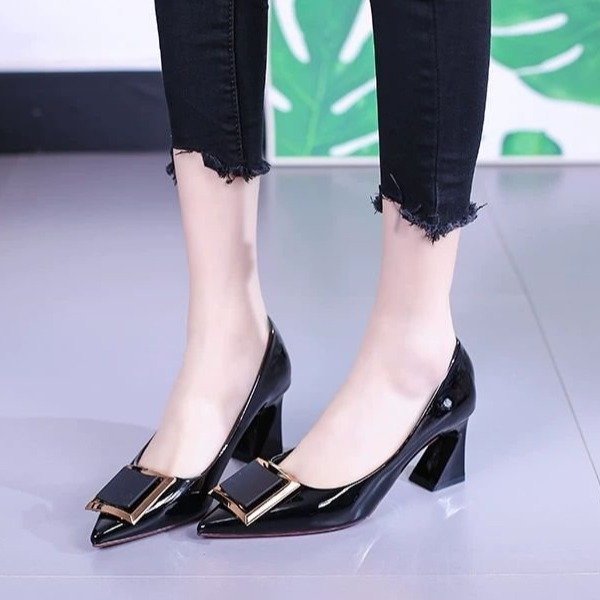 Sexy tacones rojos para mujeres 2024 nuevos tacones gruesos puntiagudos poco profundos botones cuadrados franceses chicas zapatos de matrimonio de cuero lacado