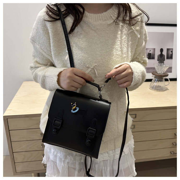 This is a new retro commuting backpack for the autumn of 2024, featuring a casual color contrast and a niche design. It is a small square single-shoulder hand-carry bag undefined