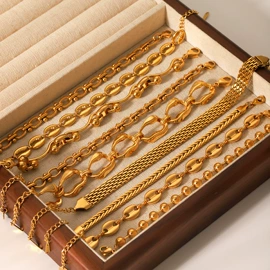 项链;戒指;耳环