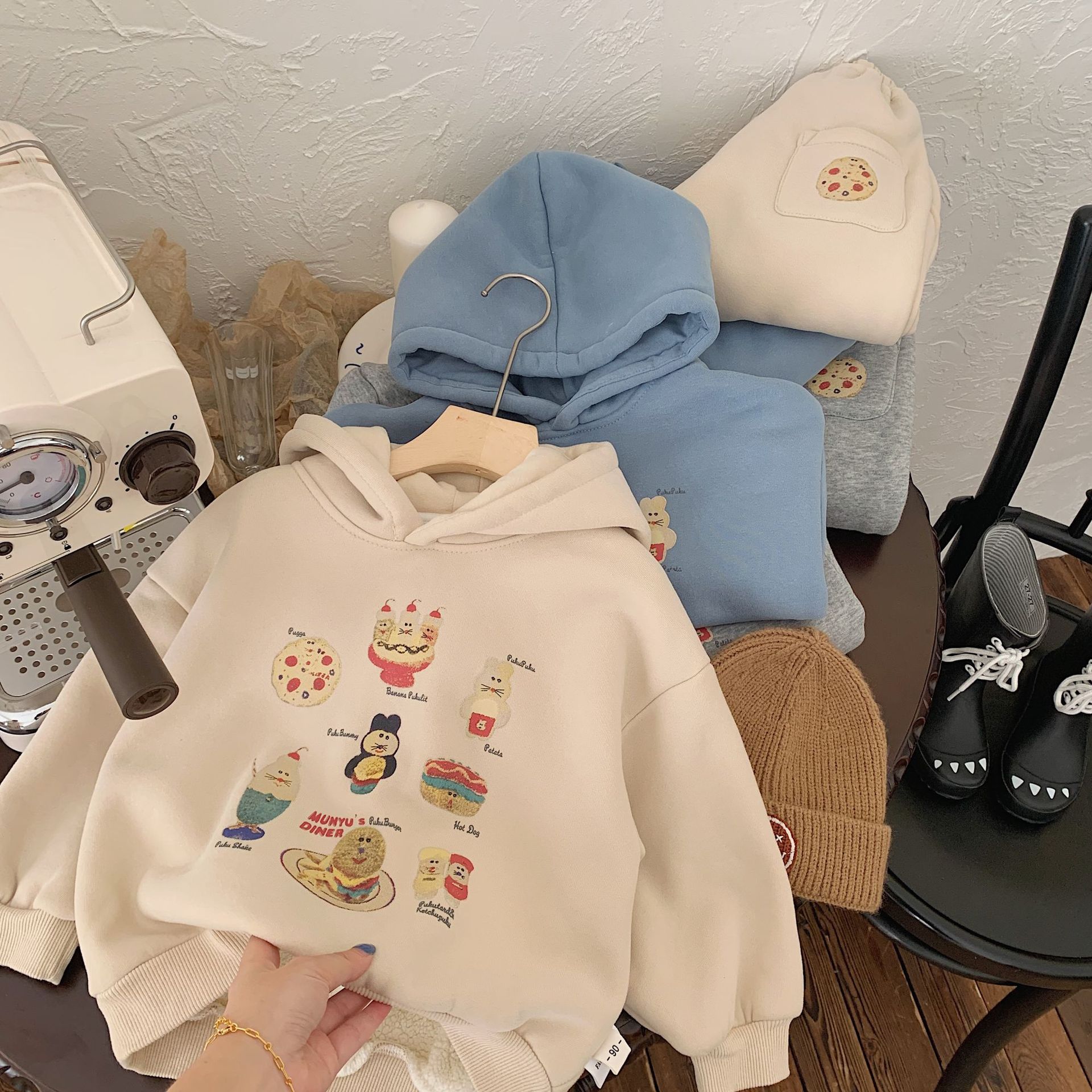 Kinder 2023 Bangcheng Winter Edition Koreanische Jungen-Mädchen-Pizza-Kapuzen- und Samtpullover-Zweiteiler_voghion.com