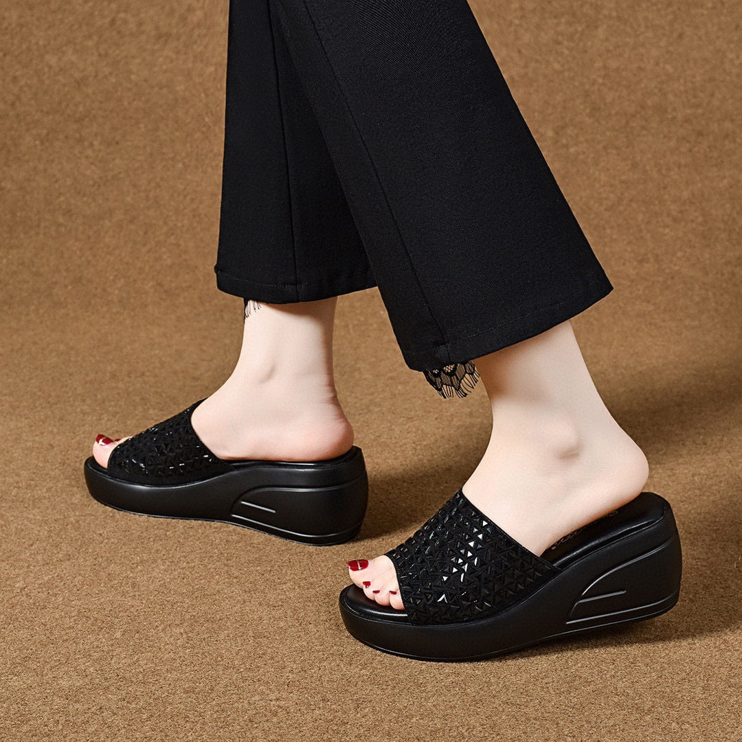 Dép sandal nữ đế xuồng bít mũi đính đá pha lê quai chữ V — màu đen