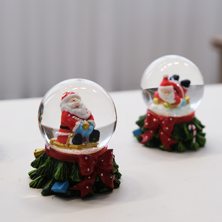 Bola de Nieve Navideña de Resina Decorativa para Escritorio