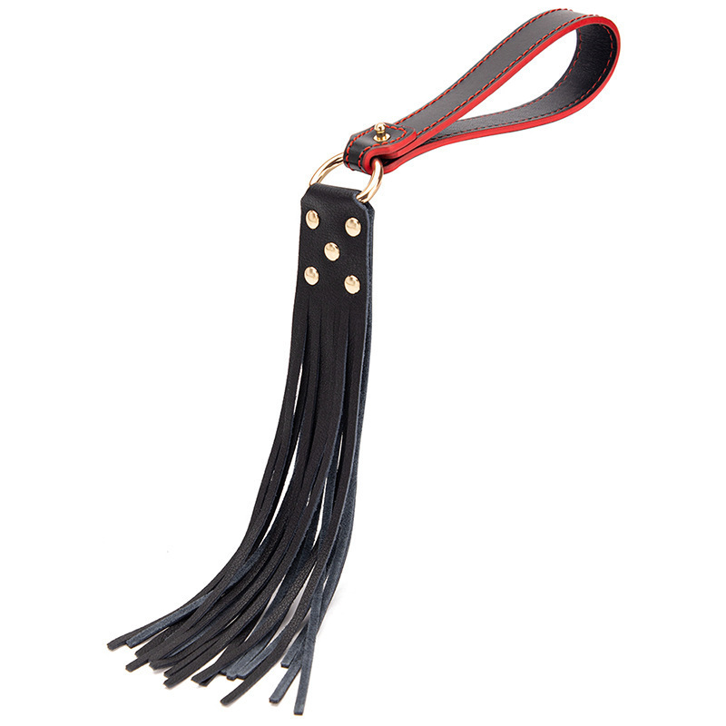 Látigo disperso de cuero negro y rojo