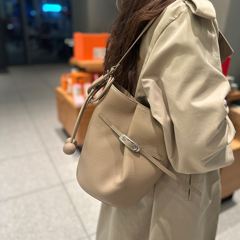 Women's Leather Bucket Shoulder Bag Simple Trendy Commuter Style_voghion.com