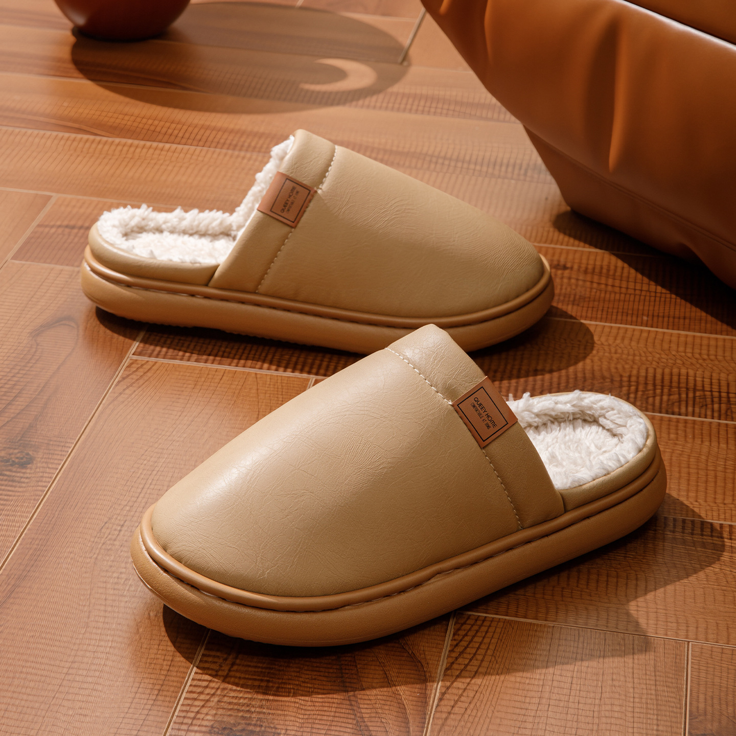 Pantoufles déodorantes et antibactériennes en coton pelucheux PU pour hommes et femmes en hiver à l'intérieur plus velours pour garder au chaud la maison pantoufles imperméables antidérapantes automne et hiver