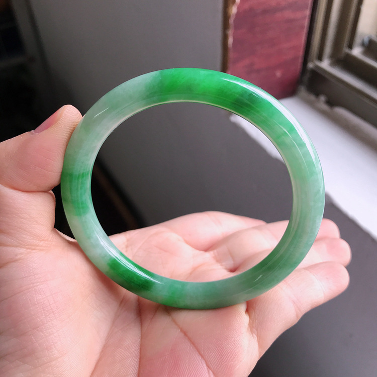 Bracciale in giadeite naturale birmana di tipo A. Bracciale rigido in giada_voghion.com