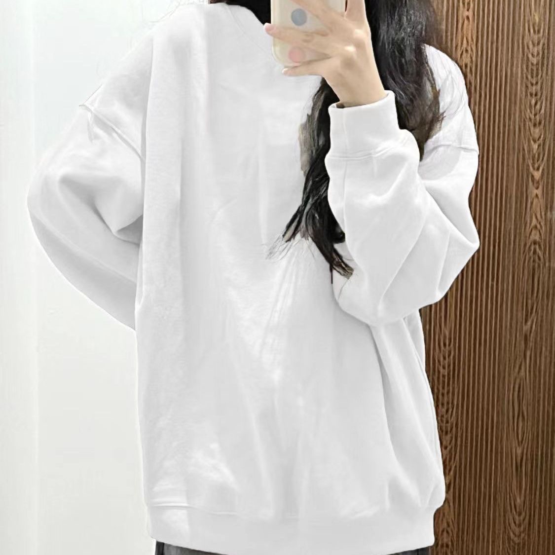 2025 marca de moda de Hong Kong blanco y negro suelto camiseta de cuello redondo de manga larga camiseta de mujer multifacé vestido en la parte superior pareja
